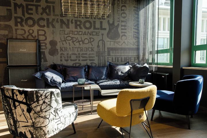 Lounge 21 of 30
