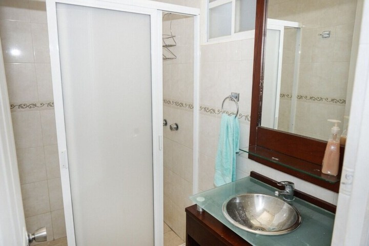 Room 6 of 9