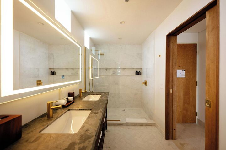 Room 34 of 62