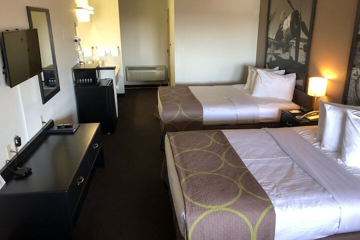 Room 4 of 32