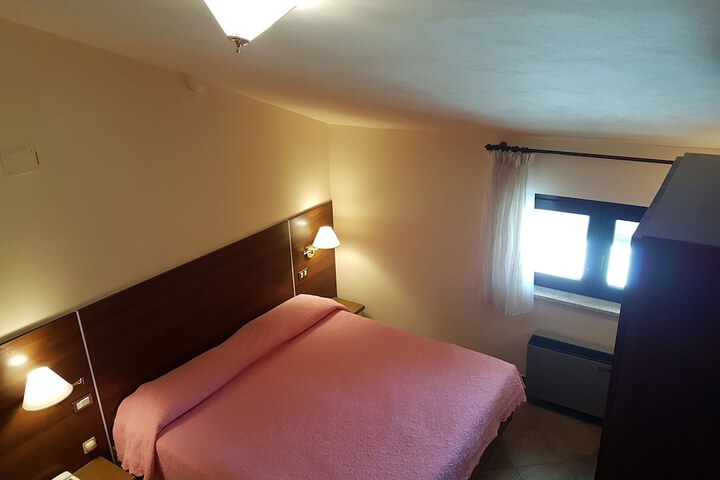 Room 6 of 28
