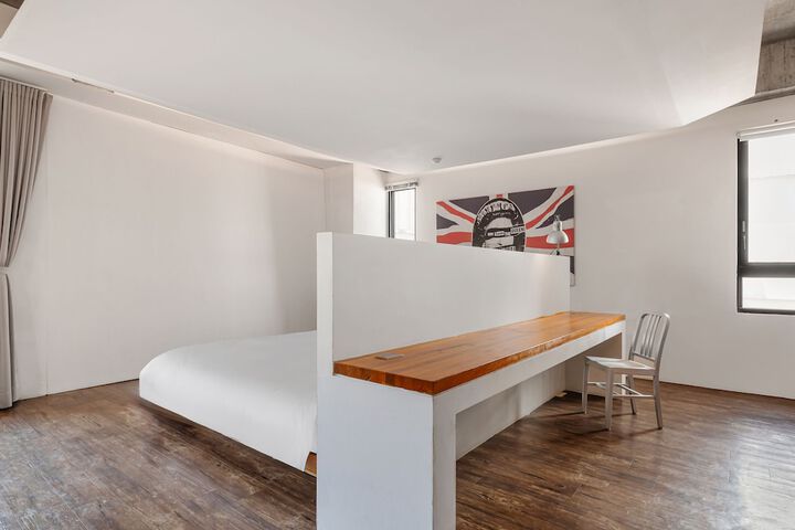 Room 2 of 201