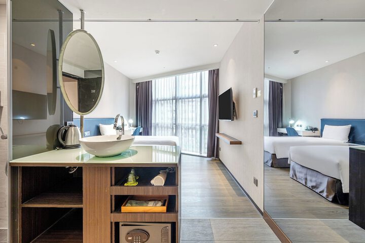 Room 42 of 162