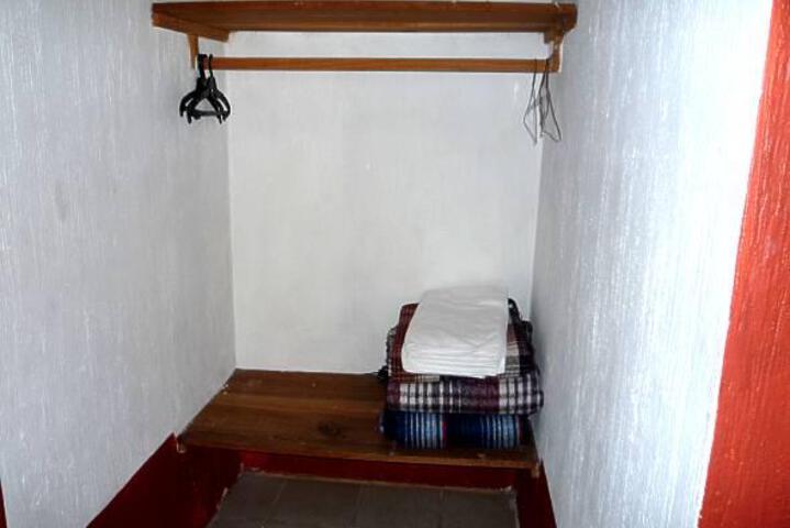 Room 4 of 33