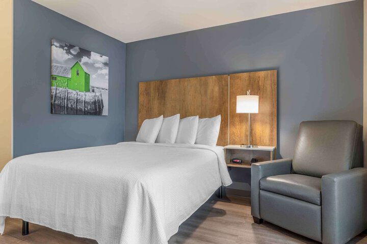 Standard Studio 1 Queen Bed (7 of 14)