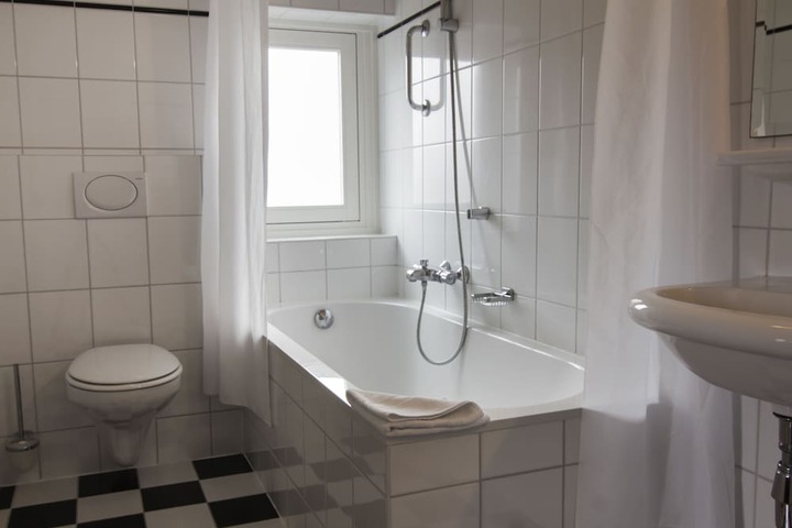 Room 10 of 26