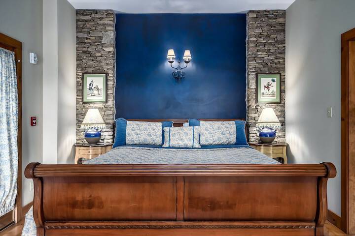 Snug Hug Queen Suite with Fireplace (106 of 131)