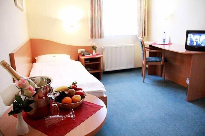 Room 6 of 12