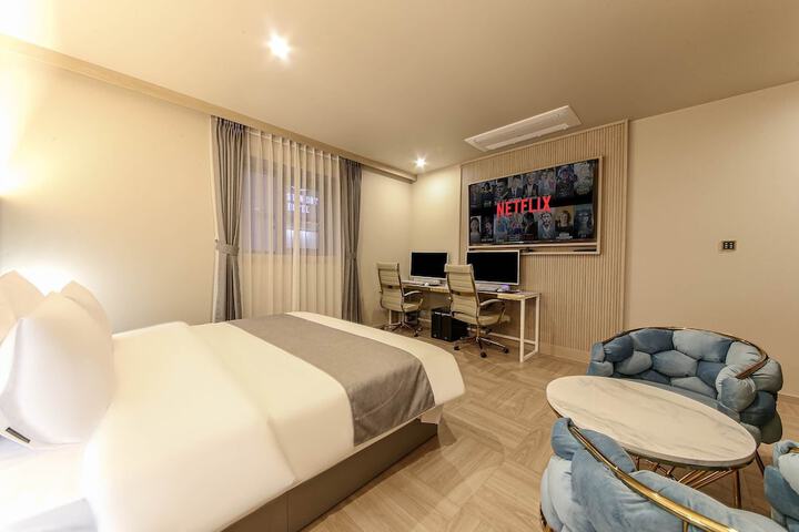 Room 28 of 45