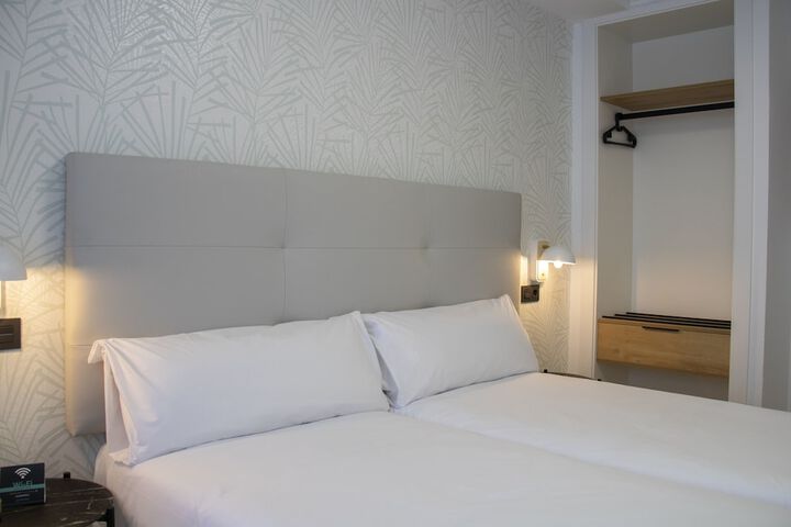 Room 15 of 40