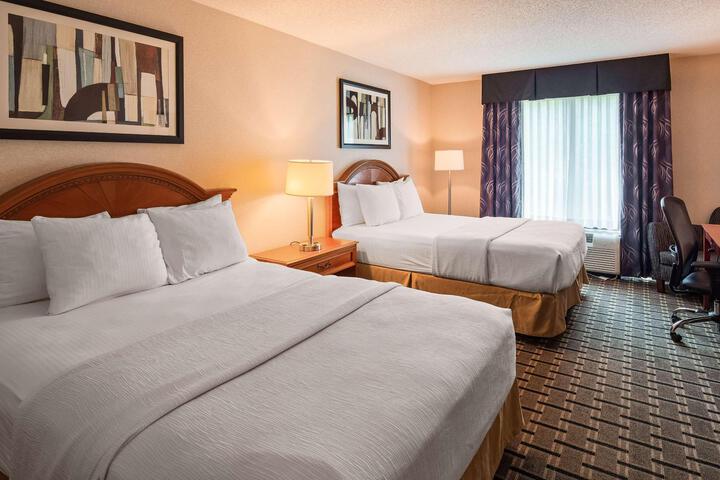 2 Queen Beds Desk Microwave, Refrigerator WiFi Full Breakfast (1 of 10)