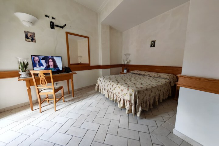 Room 8 of 28