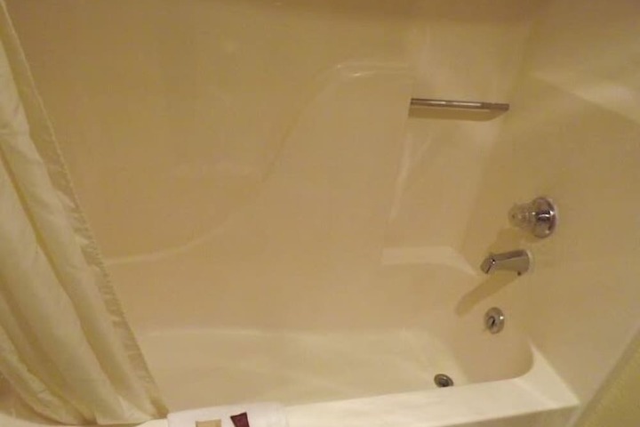 Deep soaking bathtub