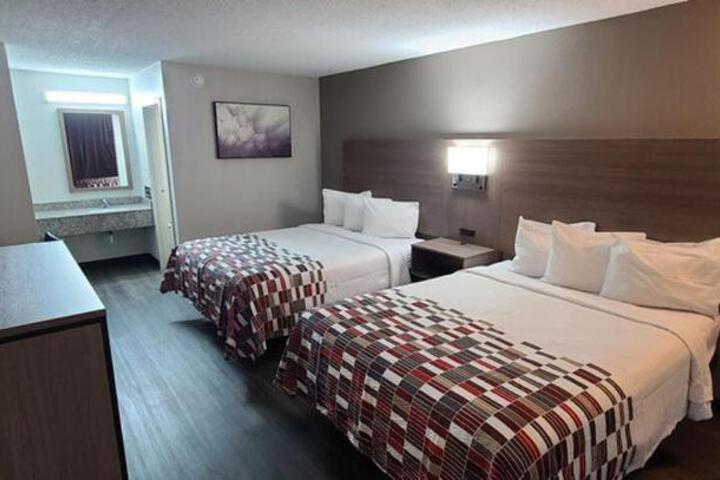 ADA Accessible Deluxe Queen Bed (7 of 8)
