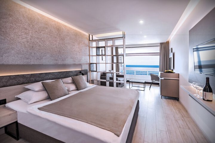 Room 4 of 211