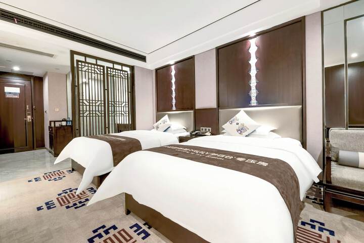 Room 13 of 27