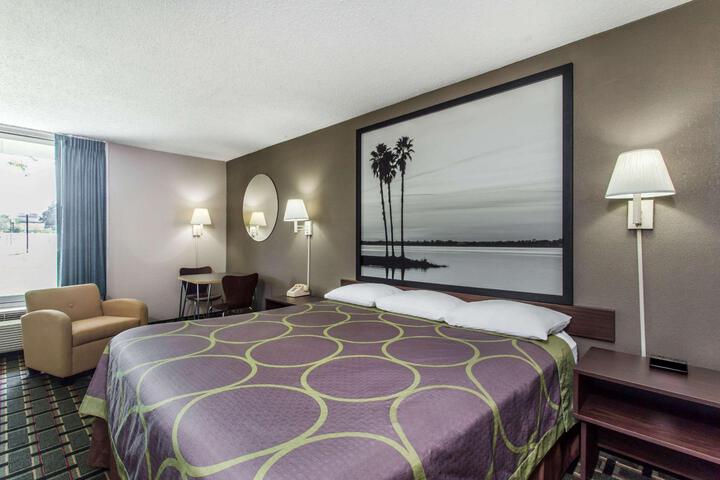 1 Queen Bed (7 of 14)