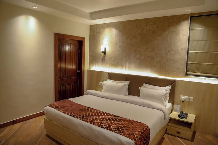 Room 10 of 16