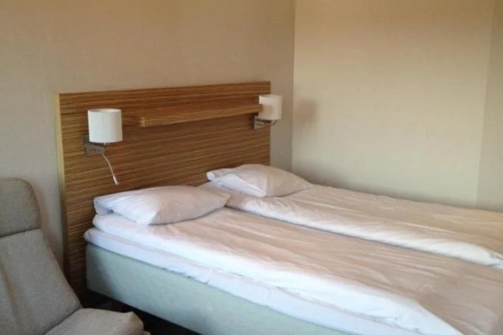 Room 5 of 9