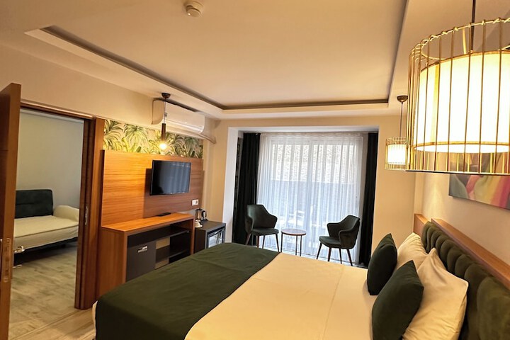 Room 8 of 102