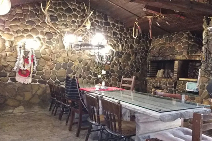 Dining 8 of 9