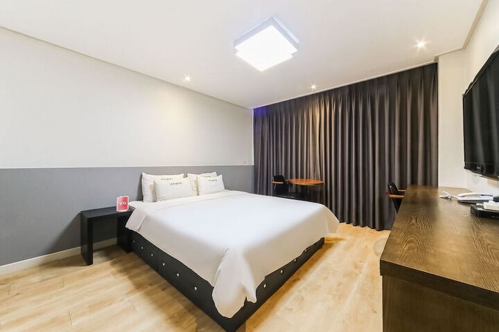 Room 5 of 9