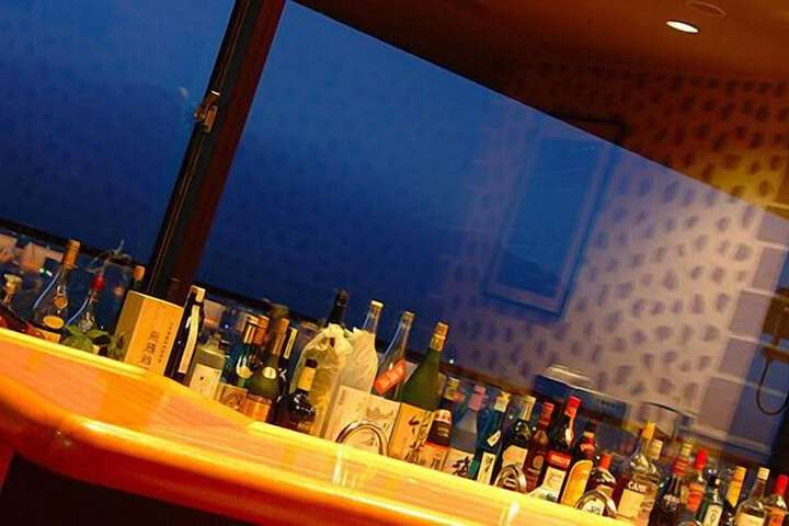 Lounge 25 of 37