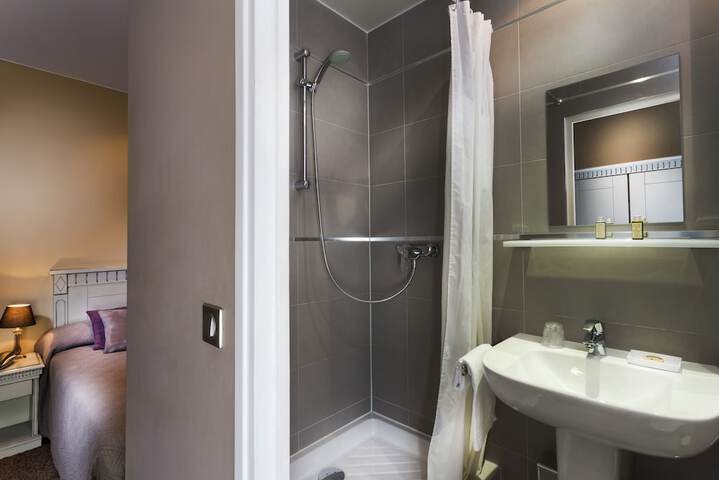 Room 16 of 37