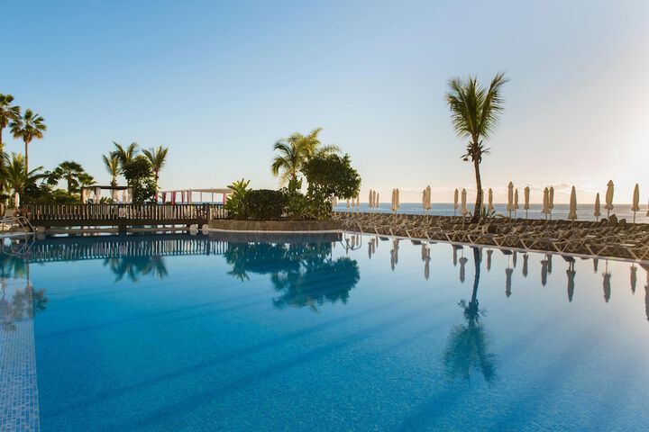 Hotel Pool