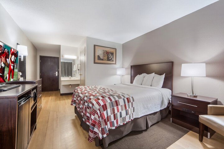 Deluxe Queen Bed (6 of 24)
