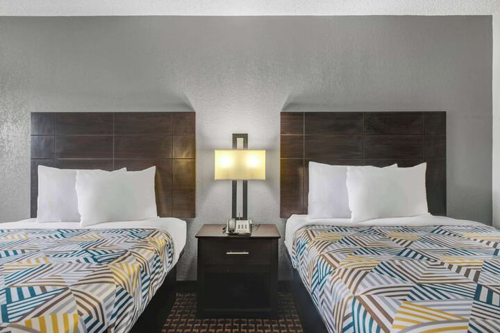 Deluxe Room 2 Double Beds Refrigerator, Microwave (8 of 11)