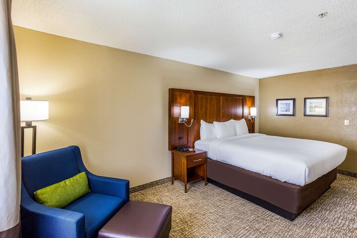 1 King Bed (3 of 12)