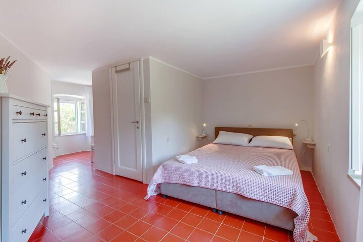 Room 3 of 43