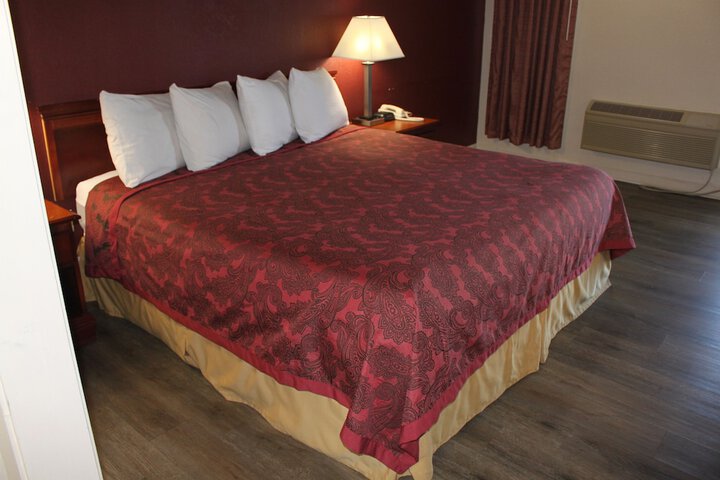 1 King Bed (3 of 12)