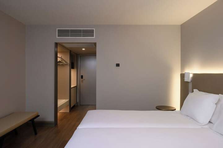 Room 6 of 40
