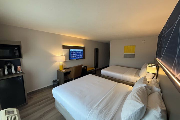 1 Queen Bed (7 of 10)