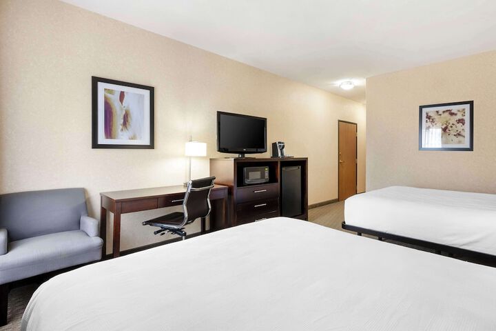 2 Queen Accessible Comm Assist Bathtub Microwave, Refrigerator WiFi Full Breakfast (2 of 11)