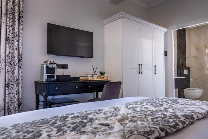 Room 4 of 107