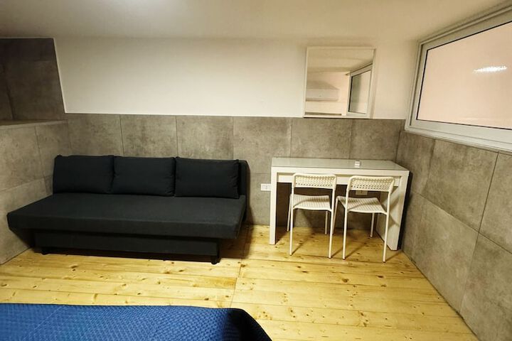 Room 12 of 27