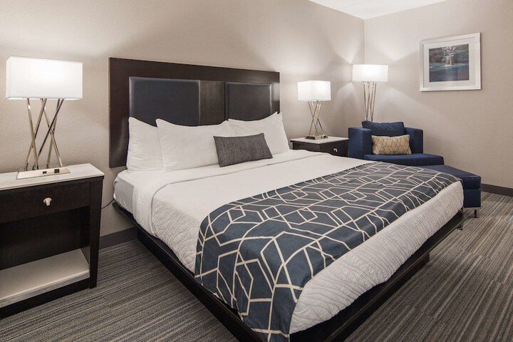 1 King Bed Microwave and Refrigerator Shower Only Full Breakfast (6 of 14)