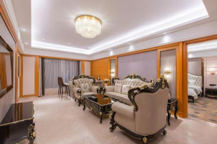 Lounge 40 of 57