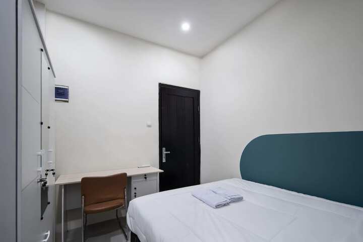 Room 4 of 16