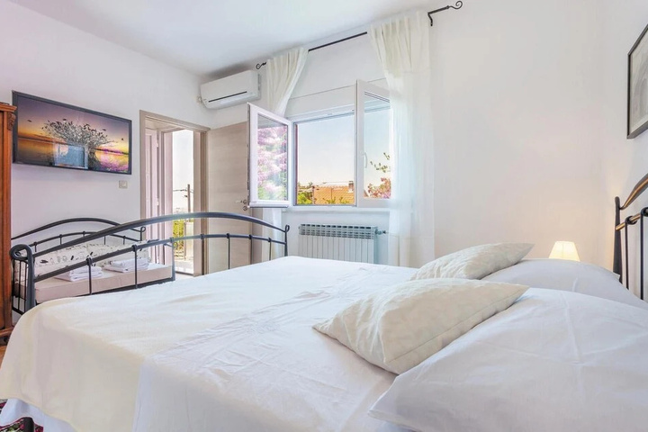 Awesome Home in Podstrana With Wifi and 3 Bedrooms
