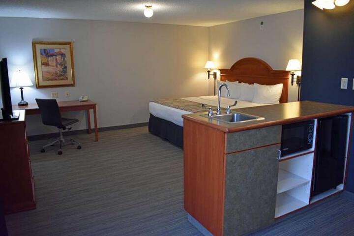 Deluxe King Bed (8 of 13)