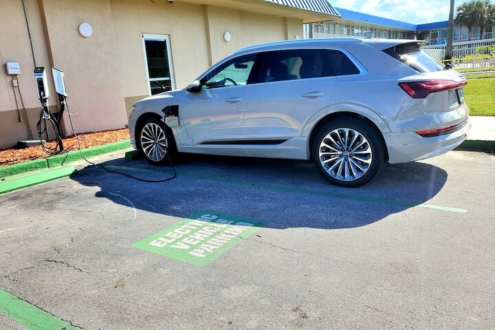 Electric vehicle charging station