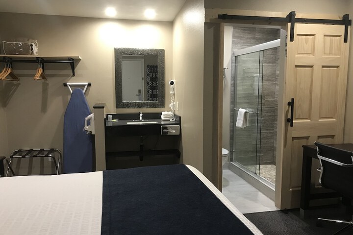 Premium King Bed (2 of 8)