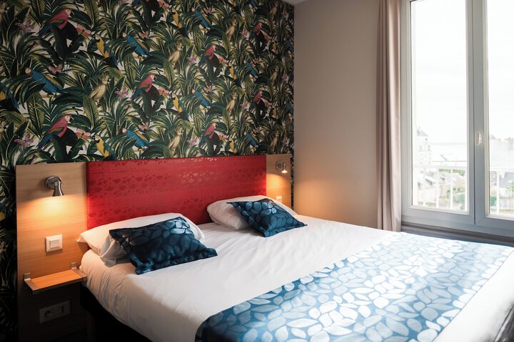 Room 12 of 30