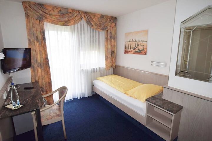Room 17 of 34
