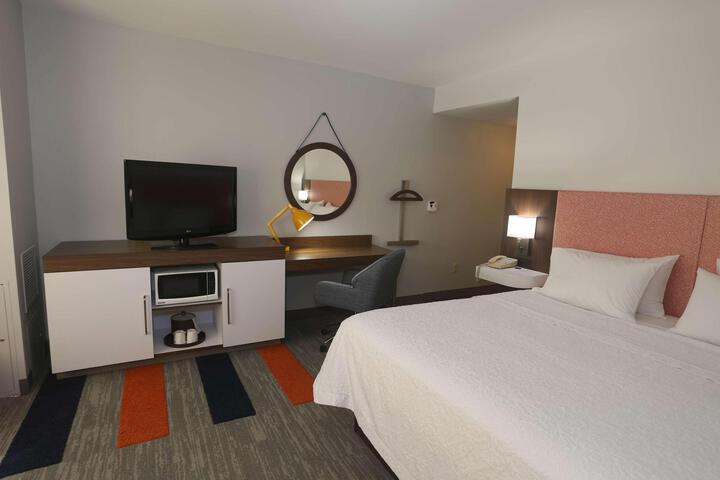 1 King Bed Water View with Sofa Bed (7 of 21)