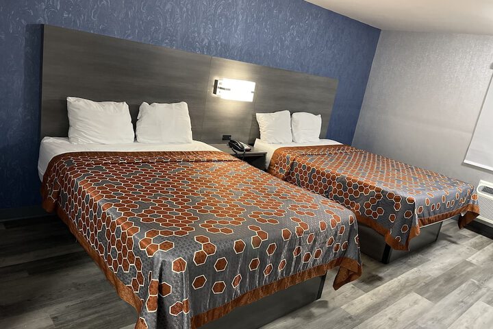 Basic 2 Queen Beds (3 of 25)